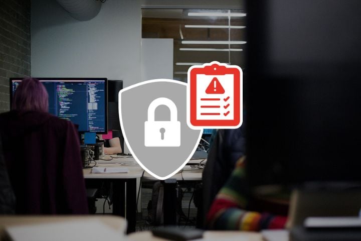 Mitarbeitende in IT-Abteilung während Cyber Security Audit mit Fokus auf Codeanalyse, Schwachstellenprüfung und Sicherheitsrichtlinien in einem Schweizer Unternehmen.