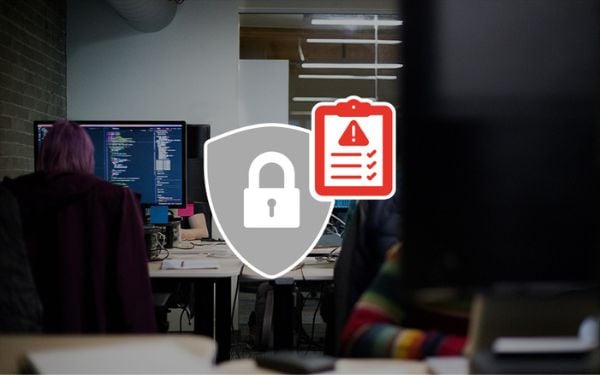IT-Team in Schweizer Büro arbeitet an einem Cyber Security Audit mit Fokus auf Sicherheitsprüfung, Schwachstellenanalyse und Datenschutz-Compliance.
