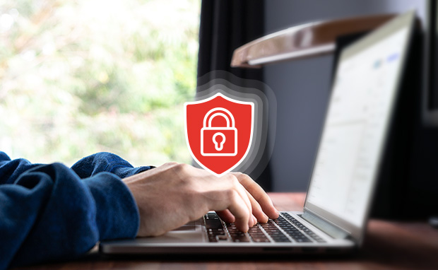 Datensicherheit am Laptop – Person tippt auf Tastatur mit eingeblendeter Sicherheitssymbolik für verschlüsselte Kommunikation