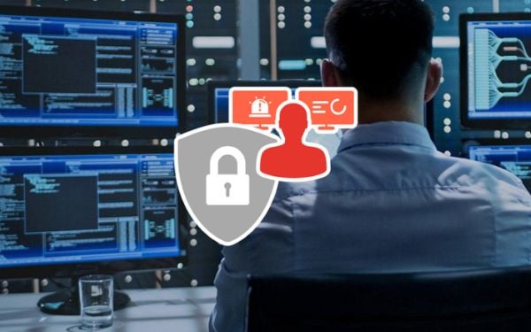 Informatiker im Cyber Security Operations Center überwacht IT-Systeme auf mehreren Bildschirmen mit Sicherheitssoftware und SOC-Dashboard. Fokus auf Datenschutz und Angriffserkennung.