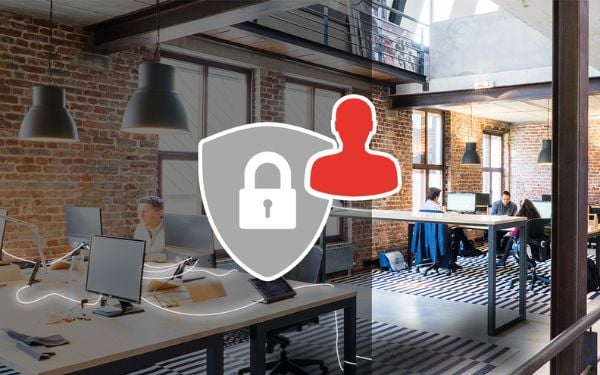 Modernes Schweizer Büro mit Mitarbeitenden während Cyber Security Awareness-Kampagne zur Sensibilisierung für IT-Sicherheit und Datenschutz am Arbeitsplatz.