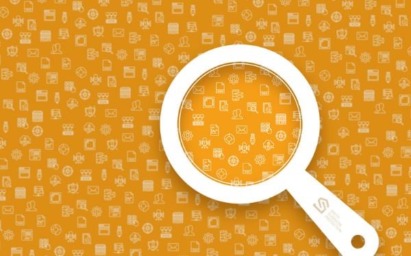 Lupe fokussiert Symbole für persönliche Daten auf orangefarbenem Hintergrund als Symbolbild für Datenschutz Check, Datenanalyse und Compliance im Schweizer Umfeld.