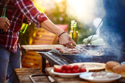 Grillierende Hände am Grill