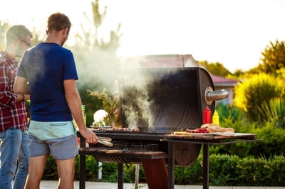 2 Männer grillieren am Grill