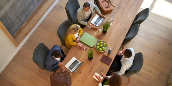 Networking am Tisch von oben