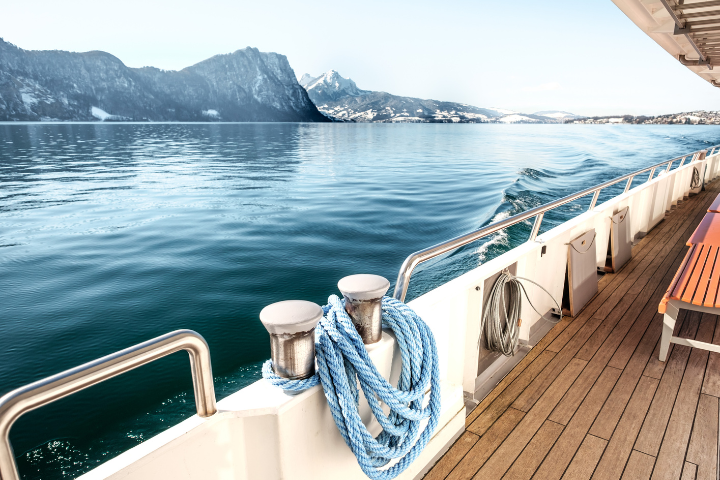 Aussicht aus dem Schiff auf den Vierwaldstättersee mit Berglandschaft.