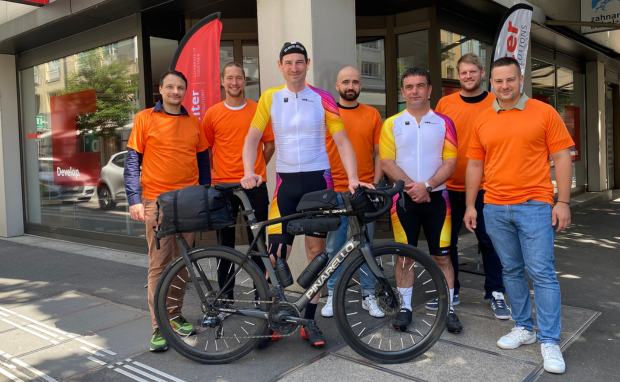 Besuch Radtour Gruppenbild mit Velo