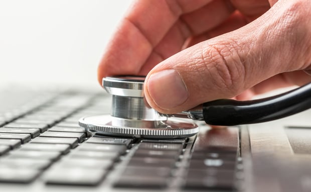 Stethoskop auf Computertastatur als Symbolbild für Lauschabwehr, technische Abhörprävention und digitale Sicherheitsüberprüfung in Schweizer Unternehmen.