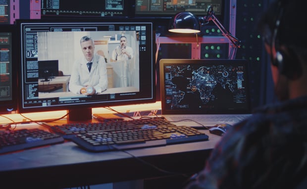 Sicherheitskritische Überwachungsszene mit Videoanruf und Weltkarte auf mehreren Bildschirmen – Symbolbild für Lauschangriff, Cyber-Spionage und Abhören sensibler Kommunikation in der Schweiz.